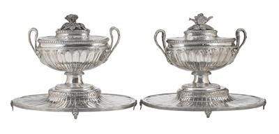 Zwei klassizistische Budaer Deckelterrinen mit Untersatz, - Silber und Russisches Silber