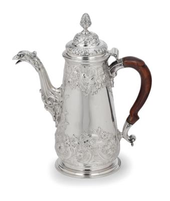 A George II Coffee Pot from London, - Argenti