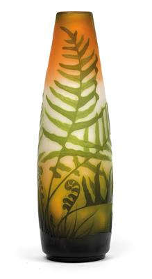 A large overlaid and etched glass vase with fern decor by Gallé, - Jugendstil e arte applicata del XX secolo