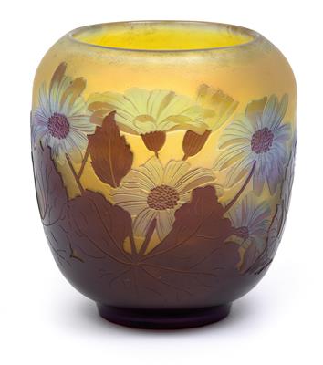 An overlaid and etched glass vase with flower motifs by Gallé, - Jugendstil and 20th Century Arts and Crafts