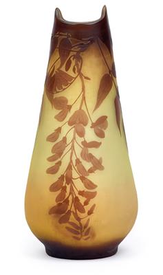 An overlaid and etched glass vase decorated with wisteria by Gallé, - Secese a umění 20. století