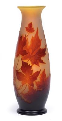 An overlaid and etched glass vase with autumn leaves by Gallé, - Secese a umění 20. století