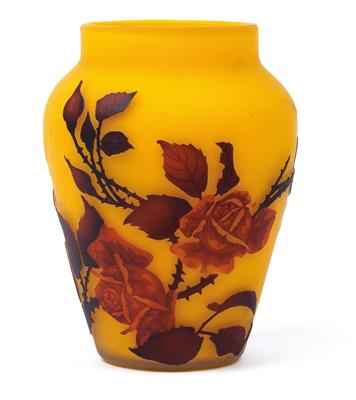 An overlaid and etched vase with branches of roses by Muller Frères, - Jugendstil e arte applicata del XX secolo