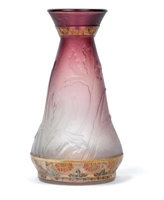 Vase mit Iris und Blumenbordüre, - Jugendstil und angewandte Kunst des 20. Jahrhunderts