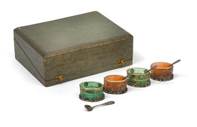 A group of four underlaid and etched salt bowls with spoon in original case by Daum, - Jugendstil and 20th Century Arts and Crafts