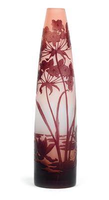 An overlaid and etched glass vase by Gallé, - Jugendstil e arte applicata del XX secolo