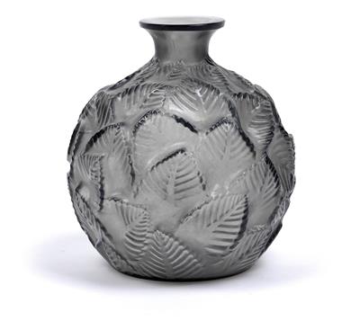 A René Lalique moulded “Ormeaux” vase, - Jugendstil e arte applicata del XX secolo