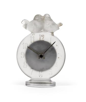 A moulded “Antoinette” small clock by René Lalique, - Jugendstil e arte applicata del XX secolo