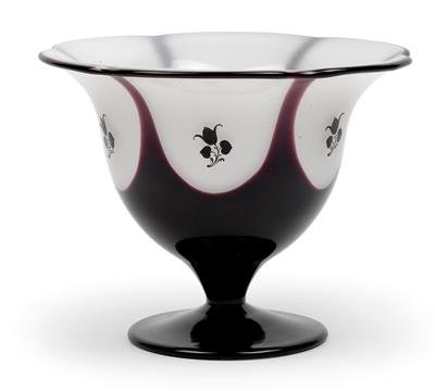 An overlaid Lötz Witwe footed glass vase, - Secese a umění 20. století