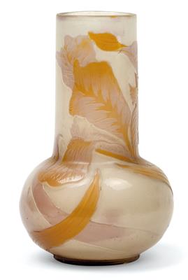 Vase mit Iris, - Jugendstil und angewandte Kunst des 20. Jahrhunderts