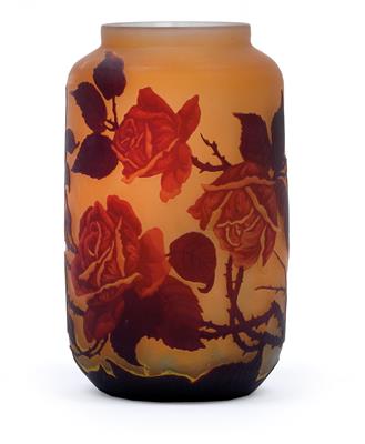 An overlaid and etched moulded “Roses” vase by Muller Frères, - Jugendstil e arte applicata del XX secolo