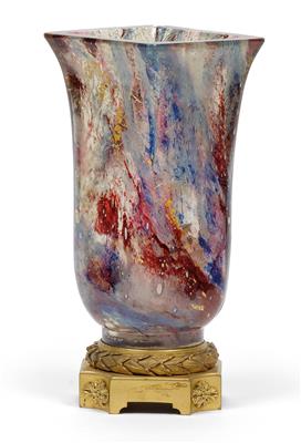 Vase in vergoldeter Bronzefassung, - Jugendstil und angewandte Kunst des 20. Jahrhunderts