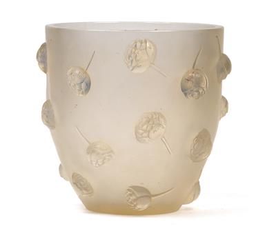 A moulded “Pivoines” vase by René Lalique, - Secese a umění 20. století