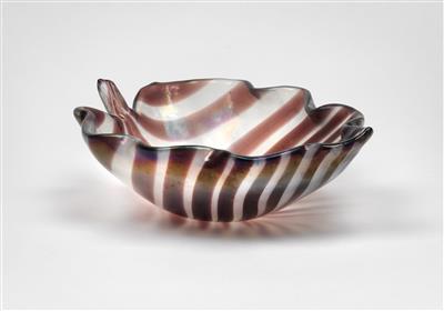 Tyra Lundgren (1897-1979), a leaf shaped tray, designed in 1938, executed by Venini, Murano, late 1930s. - Secese a umění 20. století