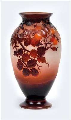 Vase mit Hagebutten, Emile Gallé, Nancy, um 1910 - Jugendstil und Kunsthandwerk des 20. Jahrhunderts