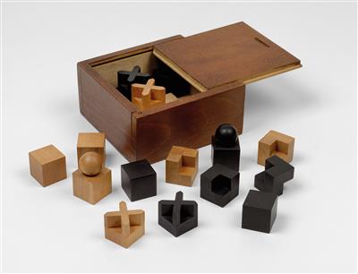 Josef Hartwig (Germany, 1880–1955), a complete Bauhaus chess set with 32 wood pieces in different geometrical forms, in original sliding box, model XVI, Bauhaus, Weimar, 1923/24 - Jugendstil e arte applicata del XX secolo