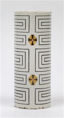 Kriegsvase, Formentwurf: nach Michael Powolny/ Bertold Löffler, um 1906, Dekor: wohl Josef Hoffmann, 1914 - Jugendstil u. angewandte Kunst d. 20. Jahrhunderts