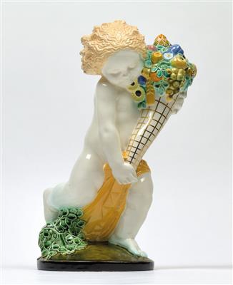 Michael Powolny, Putto mit Füllhorn: Jahreszeitenputto "Sommer", Modell: um 1907, Ausführung: Wiener Keramik, 1907-12 - Jugendstil u. angewandte Kunst d. 20. Jahrhunderts