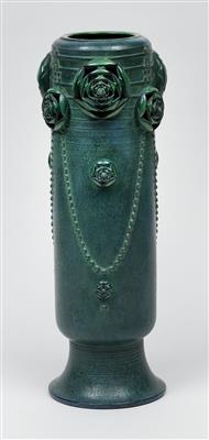 Paul Dachsel, große Art Déco-Vase mit stilisierten Rosenblüten, Entwurf: um 1909/10, Ausführung: Amphorawerke Riessner, Stellmacher  &  Kessel, Turn - Jugendstil u. angewandte Kunst d. 20. Jahrhunderts