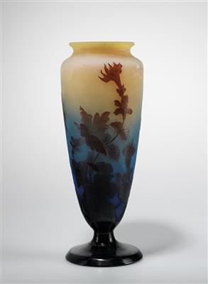 Hohe Vase "Datura", Emile Gallé, Nancy, um 1900/ 20 - Jugendstil und angewandte Kunst des 20. Jahrhunderts