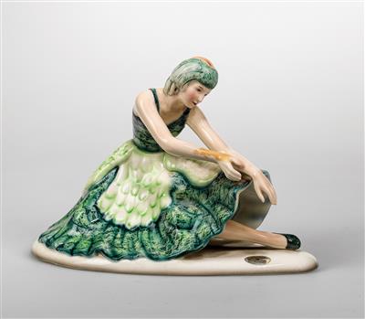A seated female dancer, Wiener Manufaktur Friedrich Goldscheider, c. 1922–1941 - Secese a umění 20. století