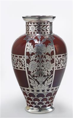 A large vase with floral silver decor, c. 1900 - Jugendstil e arte applicata del XX secolo