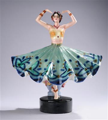 Podola (Stanislaus Czapek, Rosé), “Indian Dancer” on a round base, model number: 4495, designed in c. 1913/14, executed by Wiener Manufaktur Friedrich Goldscheider, 1922–25 - Jugendstil e arte applicata del XX secolo