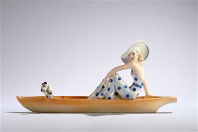 Stefan Dakon (Wien 1904-1992), elegante Dame mit großem Hut und Foxterrier in einem Boot sitzend, Modell: ca. 1935, Ausführung: Wiener Manufaktur Friedrich Goldscheider, bis ca. 1941 - Jugendstil u. angewandte Kunst d. 20. Jahrhunderts