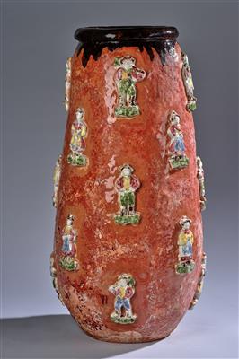 Große Vase mit alpenländisch reliefierten Figuren, Österreich, um 1920 - Jugendstil und angewandte Kunst des 20. Jahrhunderts