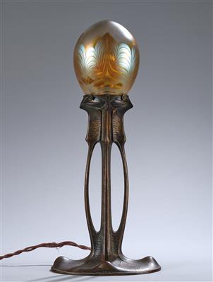 Gustav Gurschner, Tischlampe aus Bronze, Modellnummer: 77 mit einem Lampenschirm von Johann Lötz Witwe, Klostermühle, 1899 - Jugendstil und angewandte Kunst des 20. Jahrhunderts