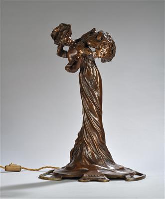 Tisch- bzw. Kaminlampe in Form einer stehenden Frauenfigur mit Blumen, Entwurf: um 1900 - Jugendstil und angewandte Kunst des 20. Jahrhunderts