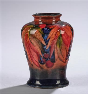 William Moorcroft (England, 1872-1945), a vase with berries and leaves, Moorcroft pottery, Burslem, Stock-on-Trent, Staffordshire, c. 1920 - Jugendstil and 20th Century Arts and Crafts