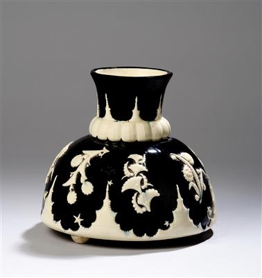 Friedrich Pollak, Vase mit reliefiertem Floraldekor und Sternen, Werkstätten Karau, Wien, um 1920 - Jugendstil und angewandte Kunst des 20. Jahrhunderts