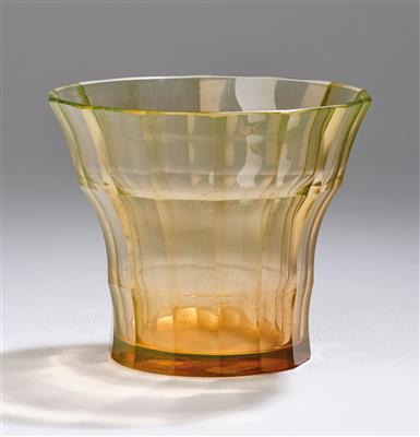 A vase, attributed to Josef Hoffmann, manufactured by Ludwig Moser & Söhne Karlsbad and Johann Oertel & Co., Haida, c. 1920 - Jugendstil e arte applicata del XX secolo