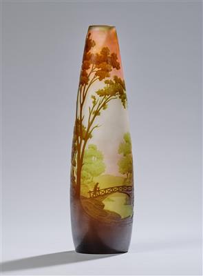 Vase mit einem Wanderer auf einer Brücke, einem See sowie Landschaftsdekor, Emile Gallé, Nancy, um 1905/10 - Jugendstil und angewandte Kunst des 20. Jahrhunderts