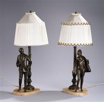 zwei Tischlampen mit einem eleganten Paar: rauchender Gentleman und Lady mit Mantel (Pyjamapaar), nach Entwurf von Bruno Zach, um 1925 - Jugendstil und angewandte Kunst des 20. Jahrhunderts