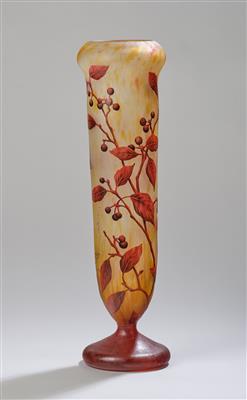 A vase “Ilex aquifolium”, Daum, Nancy, c. 1905 - Secese a umění 20. století