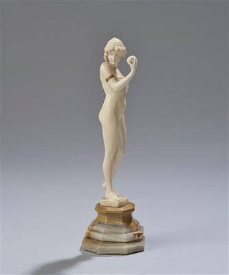 Elfenbeinfigur: Eva zur Seite schauend mit einem Apfel in der Hand, um 1920/30 - Jugendstil & Angewandte Kunst des 20. Jahrhunderts