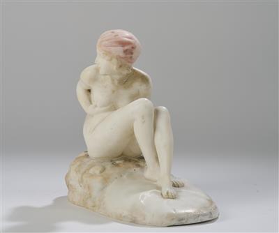 A marble object depicting a bather, F. Vichi (probably Ferdinando Vichi) unclothed female figure sitting on a pedestal symbolising a sand hill and sea, with a shell on the side - Secese a umění 20. století
