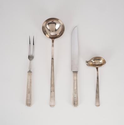 Josef Maria Olbrich, vier Teile aus dem Tafelbesteck, Modellnummer: 2000, Entwurf: 1901: Suppenschöpfer, Saucenlöffel, Tranchiergabel und Tranchiermesser, Firma Clarfeld  &  Springmeyer, Hemer - Jugendstil & Angewandte Kunst des 20. Jahrhunderts