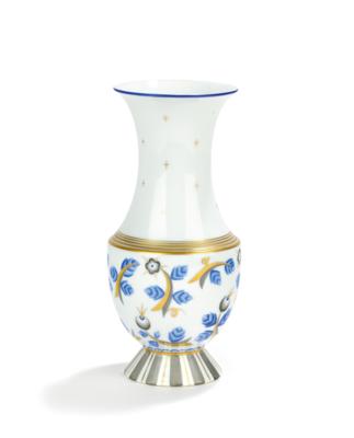 Otto Prutscher (Wien, 1880-1949), Vase mit Blaumalerei (hopfenartige Früchte in Blau), Formnummer: 526, Dekornummer: 5217, Entwurf: 1925, Ausführung: Wiener Porzellanmanufaktur Augarten, vor dem Zweiten Weltkrieg. - Jugendstil & Angewandte Kunst des 20. Jahrhunderts