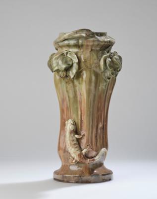A tall handled vase with two salamanders and leaves, in the manner of Eduard Stellmacher, Turn-Teplitz, decoration, c. 1905/06, Vienna - Secese a umění 20. století