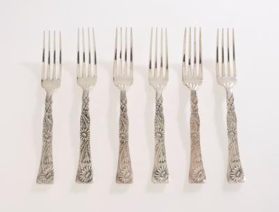 Six hors d’oeuvre “Vine” forks with “Daisies” motif made of silver and sterling silver, designed by Edward C. Moore, executed by Tiffany & Co., New York and Vincenz Carl Dub, Vienna, c. 1922 - Jugendstil and 20th Century Arts and Crafts