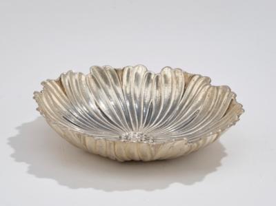 Gianmaria Buccellati, a floral bowl made of 925 silver, Italy, 20th century - Jugendstil e arte applicata del XX secolo