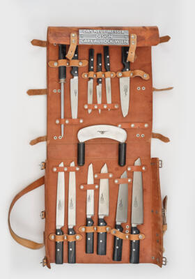 “Das Neue Messer Design, Carl Auböck, Wien”, a leather presentation bag with eleven knives, a slicer and a sharpener - Secese a umění 20. století