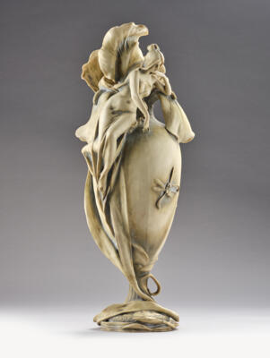 "Iris" Vase (hohe Vase mit Irisblüten und einer Frauenfigur), Modell: 740, Amphorawerke Riessner, Stellmacher  &  Kessel, 1900/1901 - Jugendstil & Angewandte Kunst des 20. Jahrhunderts