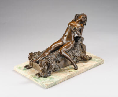A bronze object: Cleopatra lying on a lion pelt, designed in around 1925 - Jugendstil e arte applicata del XX secolo