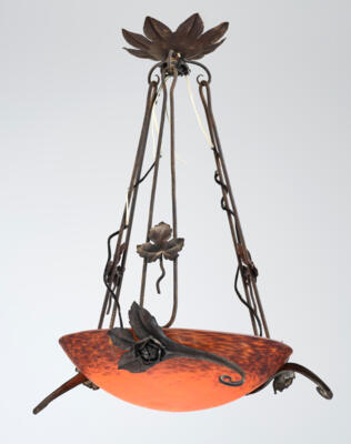 Dreiflammige Deckenlampe mit Metallmontierungen in Form von Rosenknospen, Verrerie Schneider, Epinay-sur-Seine, um 1922-24 - Jugendstil & Angewandte Kunst des 20. Jahrhunderts