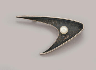 Ed Wiener (USA, 1918-1991), Brosche aus Sterlingsilber mit einer Perle, um 1955 - Jugendstil & Angewandte Kunst des 20. Jahrhunderts