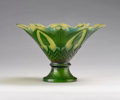 A footed bowl in Art Deco style with stylised foliate and floral motifs, c. 1925 - Secese a umění 20. století